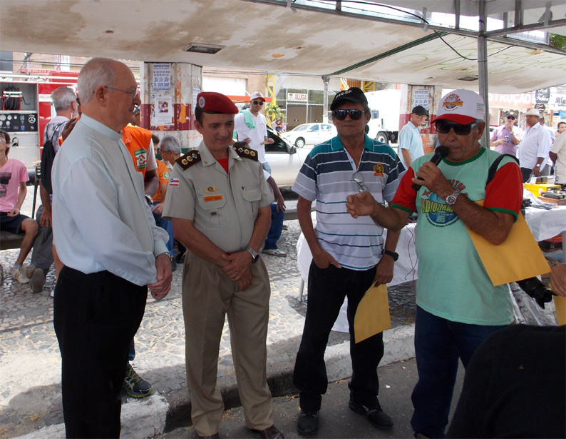 Dom Itamar Vian, coronel do corpo de bombeiros, Etevaldo Presidente da Labre (falecido) e Magalhães discursando no dia dos radioamadores no centro de Feira de Santana